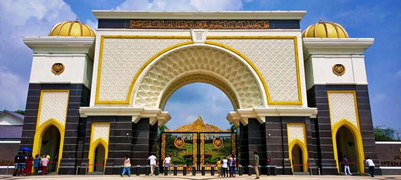Kuala Lumpur City Tour with KL Tower Ticket - Chocolate, snacks, and the reality of tour stops