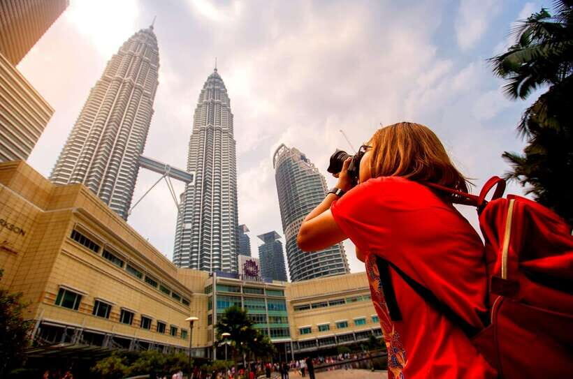 Kuala Lumpur Full-Day Sightseeing Tour with Batu Caves - Lake Gardens zone: the National Monument photo stop that lands emotionally