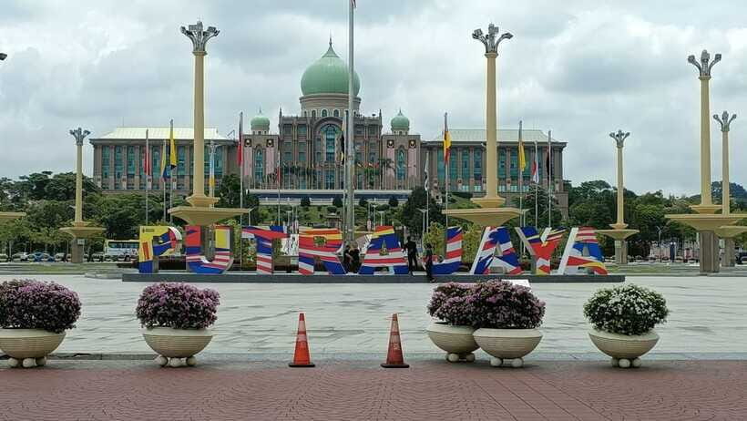 Kuala Lumpur: Putrajaya Tour with Hotel Pickup - Putrajaya Lake Cruise (and the Perahu Dongdang Sayang Backup)