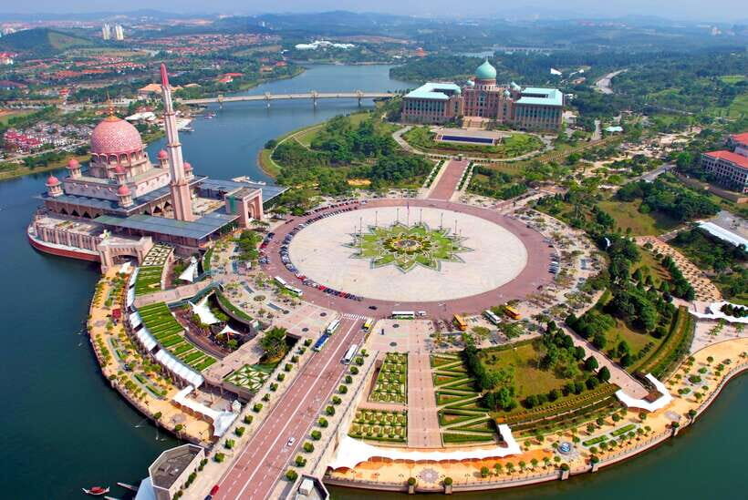 Kuala Lumpur: Putrajaya Tour with Traditional Boat Cruise - Convention Centre Hilltop Views and Ministry Pass-Bys
