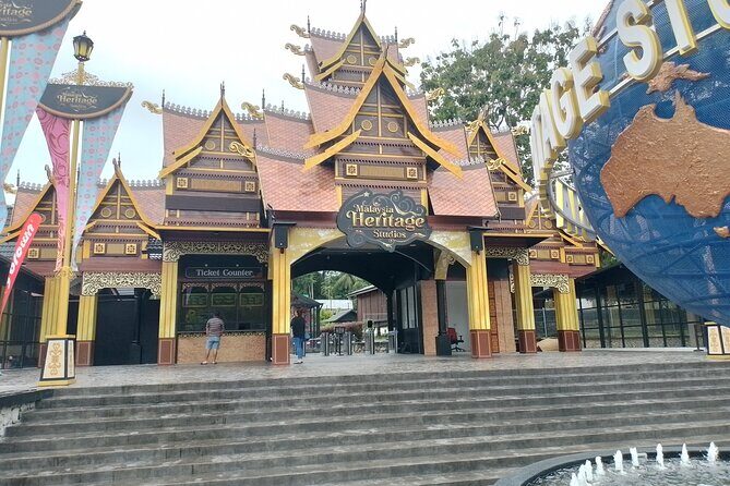 MALACCA DAY TRIP (Price based per Car) - Dutch Square and lunch in the middle: where the day shifts from indoor to street