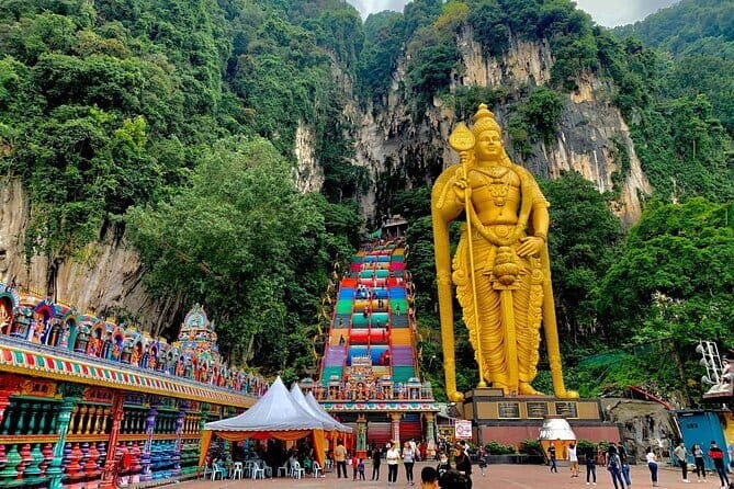 Private Batu Caves & Petronas Twin Tower Tickets With Lunch <em>26</em> – Key highlights at a glance’ /></p>
<ul>
<li><strong>Batu Caves time built in</strong> for the 272-step climb and temple viewing</li>
<li><strong>Private air-conditioned transportation with pickup</strong> so you move efficiently across town</li>
<li><strong>Batik Chong guided visit</strong> that shows how Malaysian batik is made</li>
<li><strong>Royal Selangor Visitor Centre</strong> with a 1-hour look at pewter making and retail</li>
<li><strong>Central Market local lunch stop</strong> timed into the route for an easy meal</li>
<li><strong>Petronas tickets included with a backup option</strong> (KL Tower ticket if needed)</li>
</ul>
<h2 id="batu-caves-272-steps-golden-murugan-and-temple-stops">Batu Caves: 272 Steps, Golden Murugan, and Temple Stops</h2>
<p><img width="669" height="446" decoding="async" src=