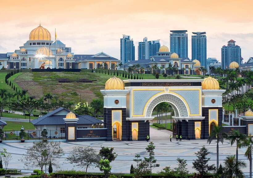 Private Kuala Lumpur and Putrajaya Highlights in One Day - Perdana Putra: the prime minister’s office and the White House feeling