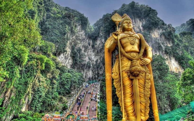 The Great Kuala Lumpur Tour with KL Tower Ticket & Lunch - Istana Negara and the National Monument: Power, Memory, and Quiet Gardens